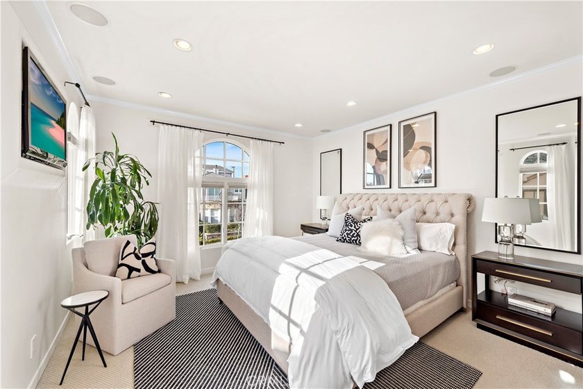 432 Acacia is a sophisticated home offering the perfect blend of - photo 12