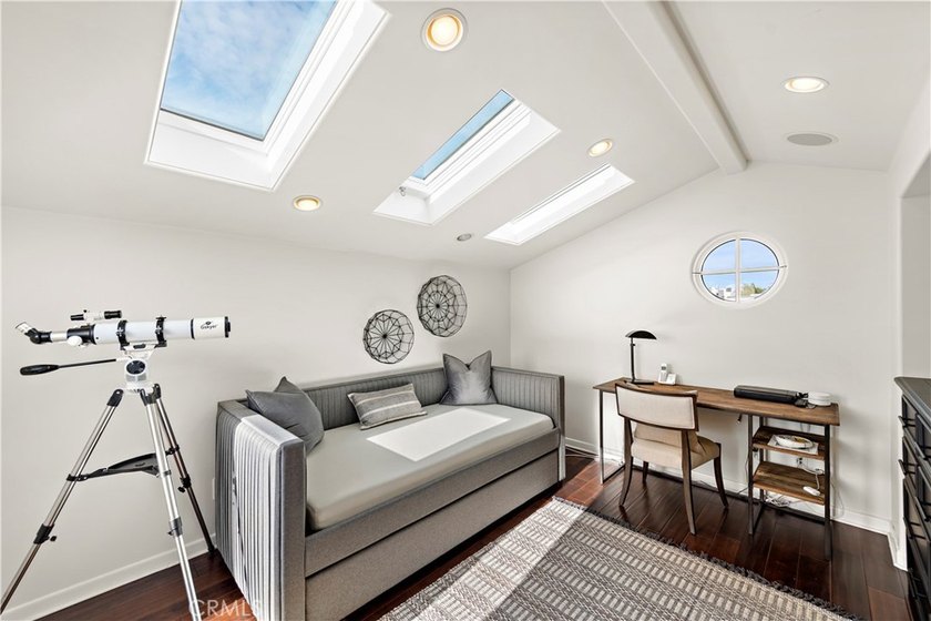 432 Acacia is a sophisticated home offering the perfect blend of - photo 20