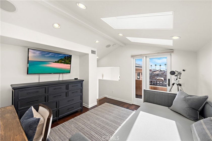 432 Acacia is a sophisticated home offering the perfect blend of - photo 21