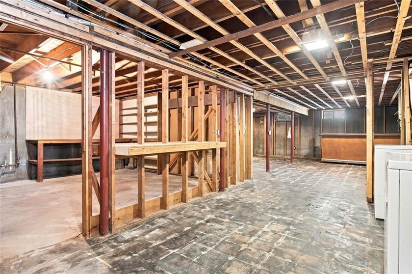 Welcome to this well-built, lovingly maintained ranch in the - photo 22
