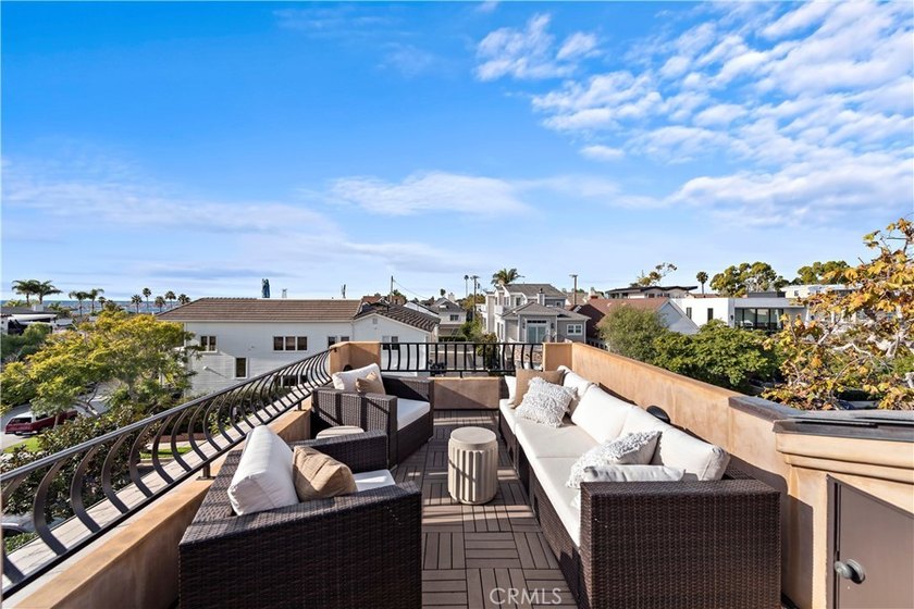 432 Acacia is a sophisticated home offering the perfect blend of - photo 25