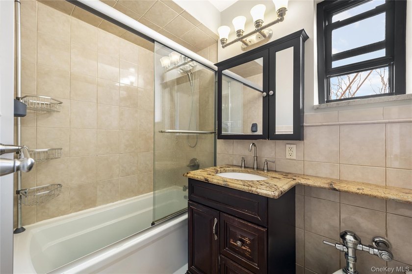 Charming 1 Bedroom Apartment in Windsor Park, where warmth and - photo 9