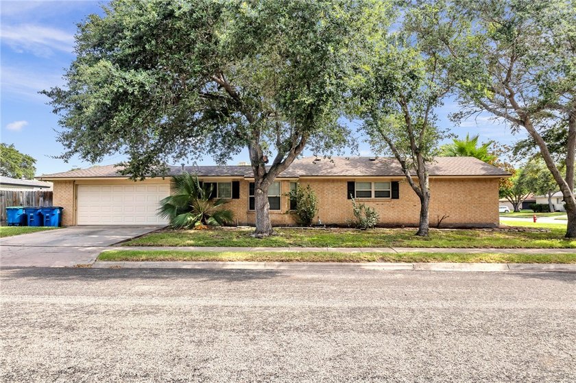 Welcome to this well-maintained 4-bedroom, 2-bath home in the - photo 5