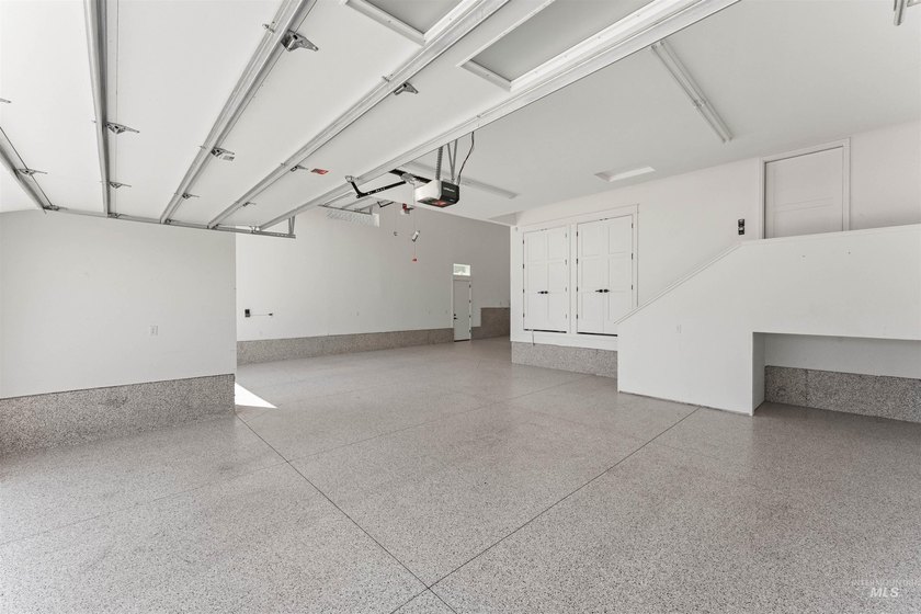 Move-in Ready, peaceful, high-end single-story home - photo 32