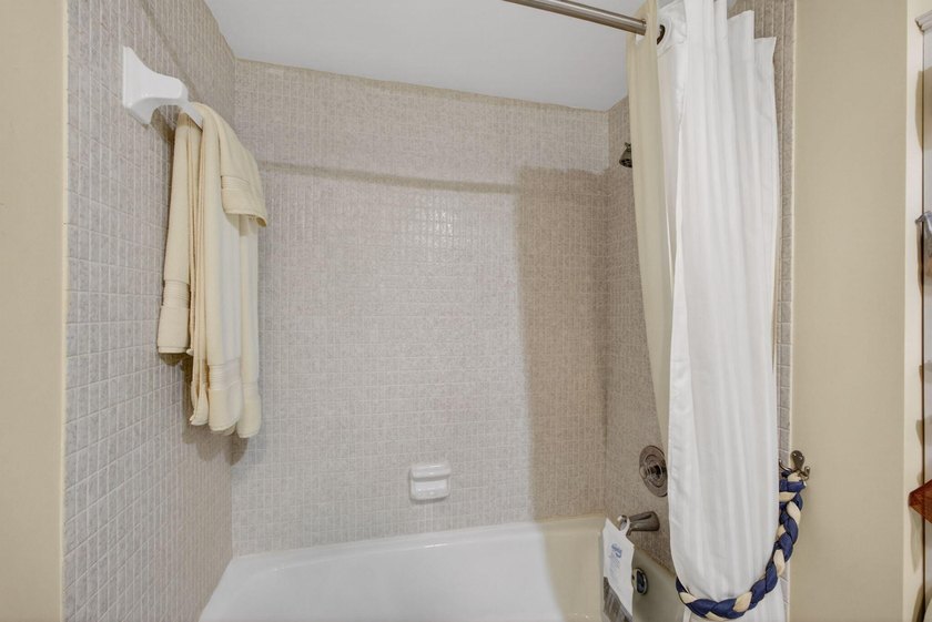 Oceanfront Elegance at Brigadoon, Juno Beach. The turquoise - photo 25