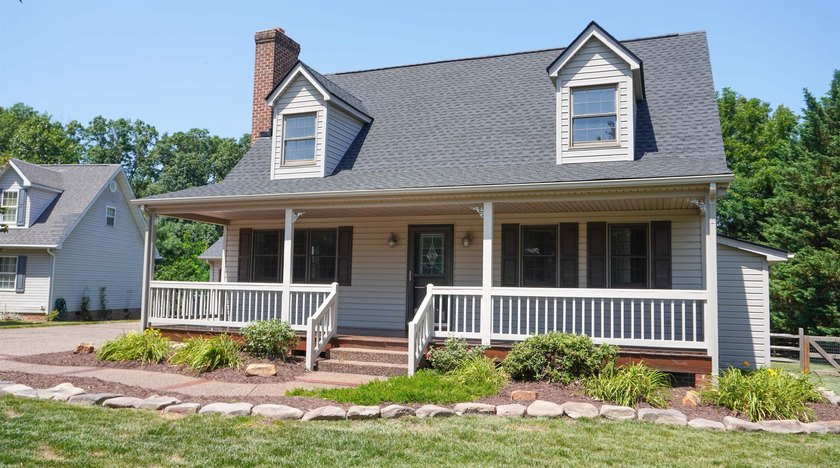 Welcome to this excellently maintained Cape Cod in the heart of - photo 2