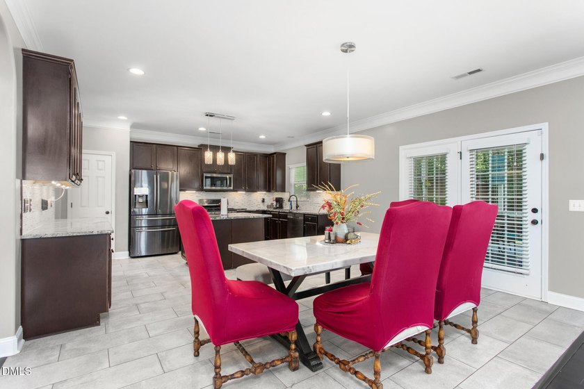 This beautifully maintained 5-bedroom, 3-full bathroom home - photo 12