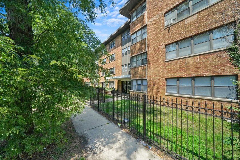 PRICE REDUCED for this attractive 1960's era, 32 unit brick - photo 3