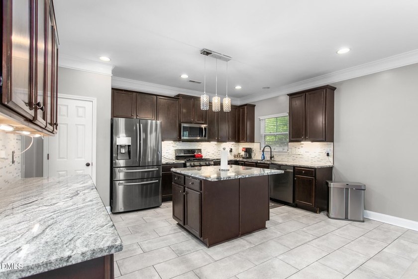 This beautifully maintained 5-bedroom, 3-full bathroom home - photo 13