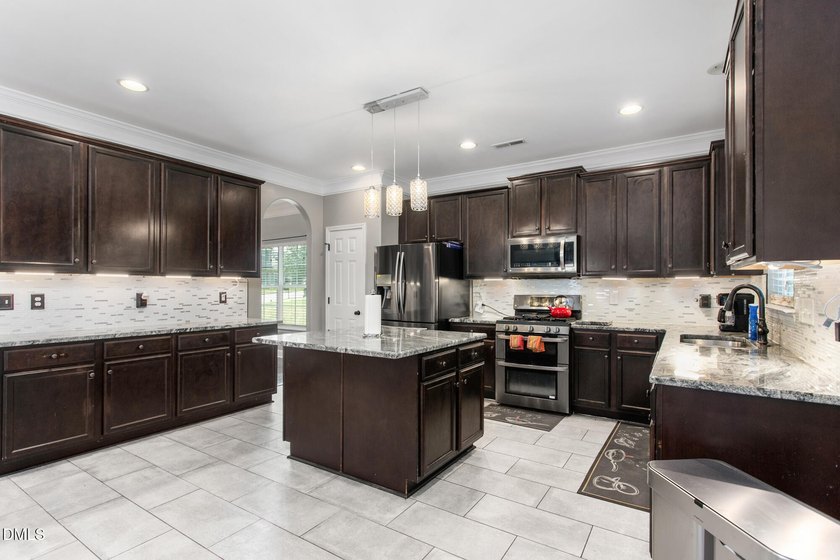 This beautifully maintained 5-bedroom, 3-full bathroom home - photo 14