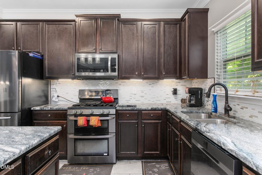 This beautifully maintained 5-bedroom, 3-full bathroom home - photo 16