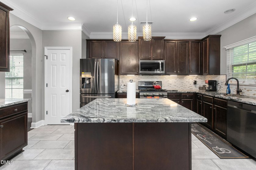 This beautifully maintained 5-bedroom, 3-full bathroom home - photo 17
