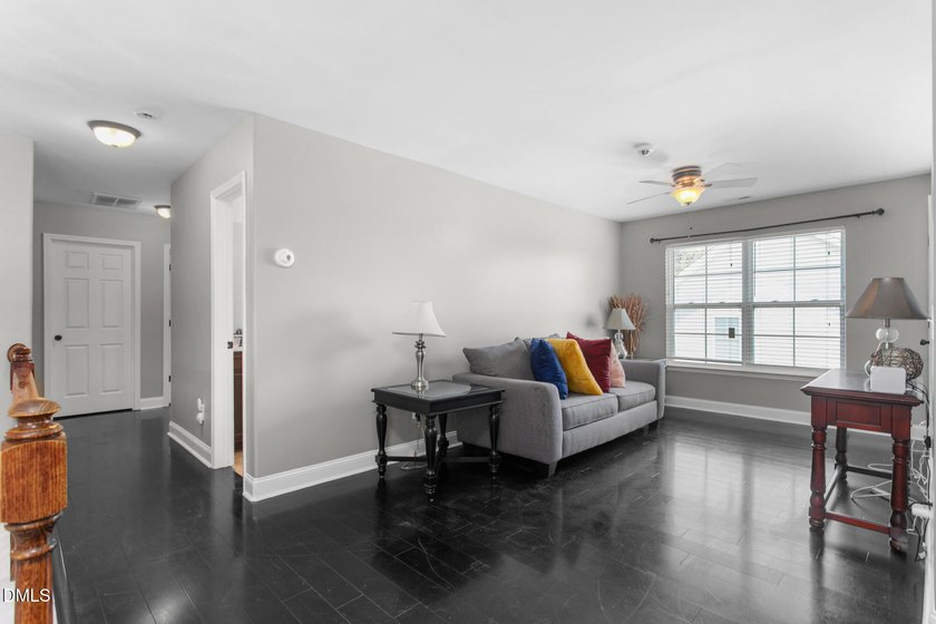 This beautifully maintained 5-bedroom, 3-full bathroom home - photo 21