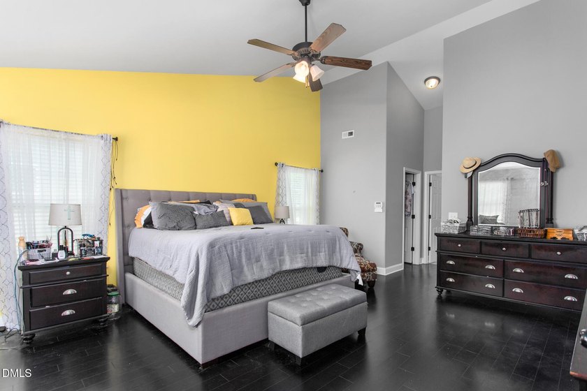 This beautifully maintained 5-bedroom, 3-full bathroom home - photo 23