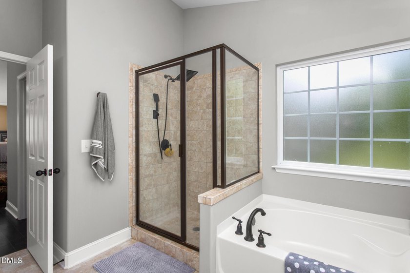 This beautifully maintained 5-bedroom, 3-full bathroom home - photo 26