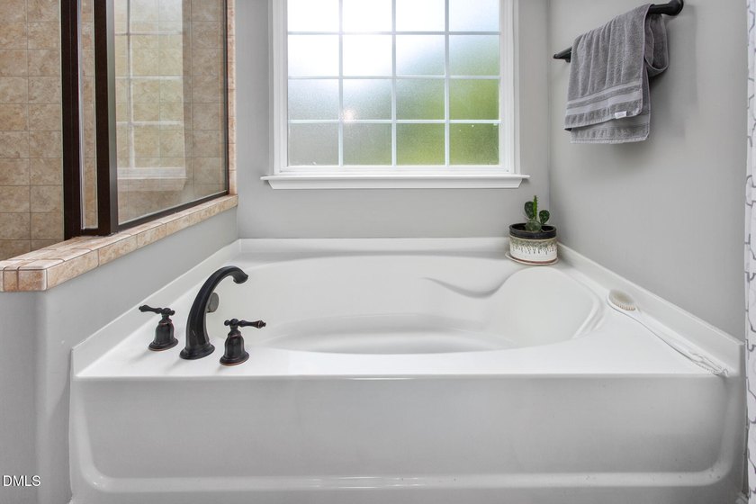 This beautifully maintained 5-bedroom, 3-full bathroom home - photo 27
