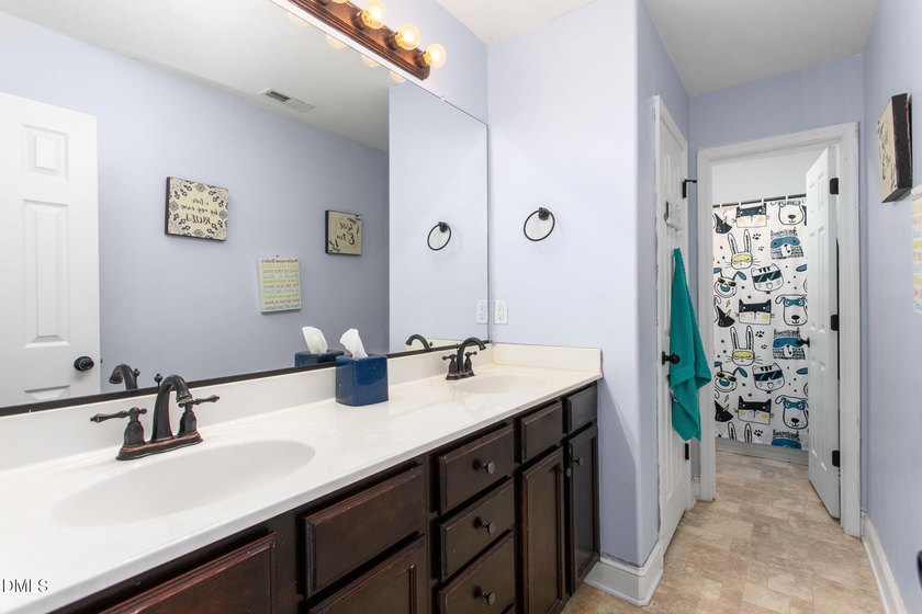 This beautifully maintained 5-bedroom, 3-full bathroom home - photo 28