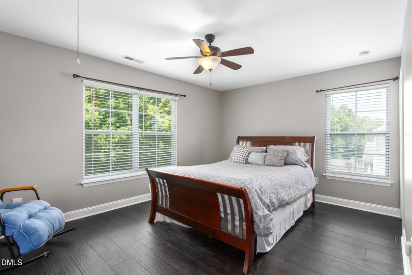 This beautifully maintained 5-bedroom, 3-full bathroom home - photo 29