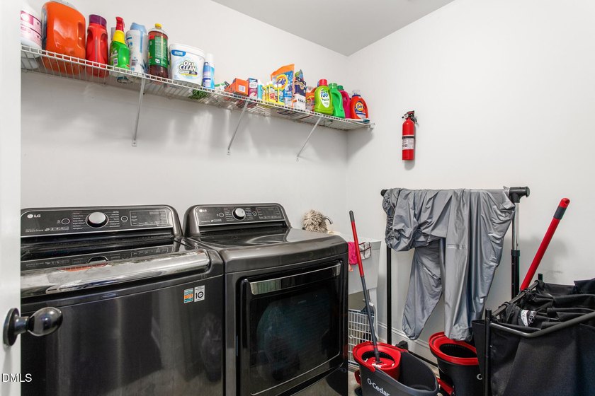 This beautifully maintained 5-bedroom, 3-full bathroom home - photo 30