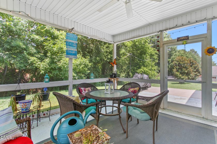 This beautifully maintained 5-bedroom, 3-full bathroom home - photo 32