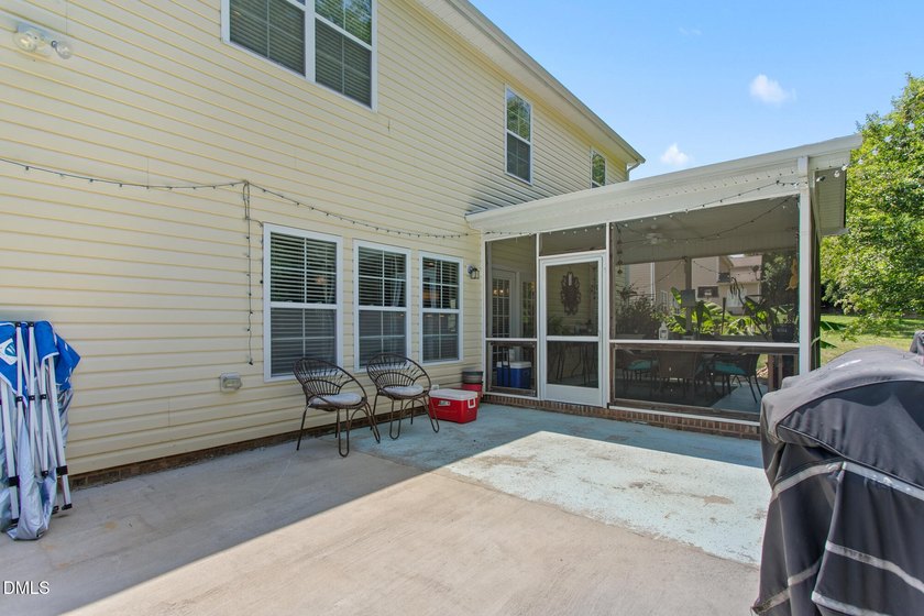 This beautifully maintained 5-bedroom, 3-full bathroom home - photo 35