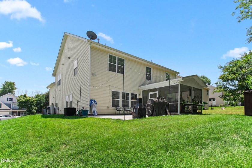 This beautifully maintained 5-bedroom, 3-full bathroom home - photo 37