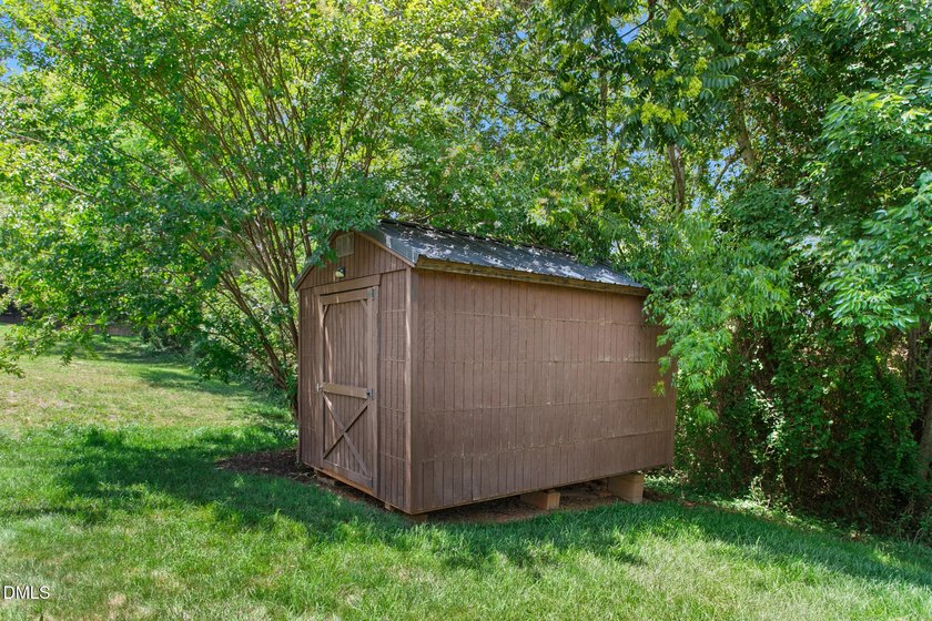 This beautifully maintained 5-bedroom, 3-full bathroom home - photo 39