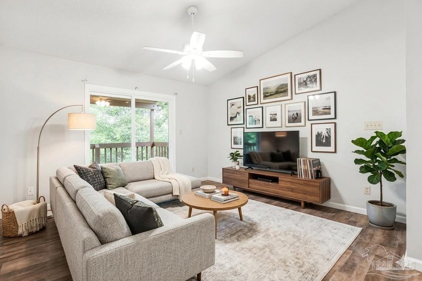Beautiful, renovated 2 bedroom, 2 bath condo with a balcony! - photo 2