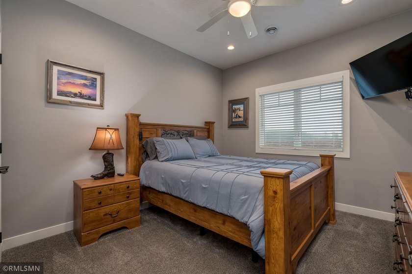 Charming 3-bedroom, 2-bathroom patio home has a heated 2.5 stall - photo 27