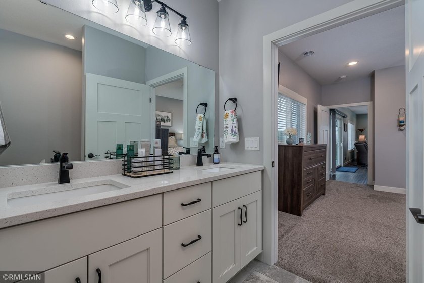 Charming 3-bedroom, 2-bathroom patio home has a heated 2.5 stall - photo 32