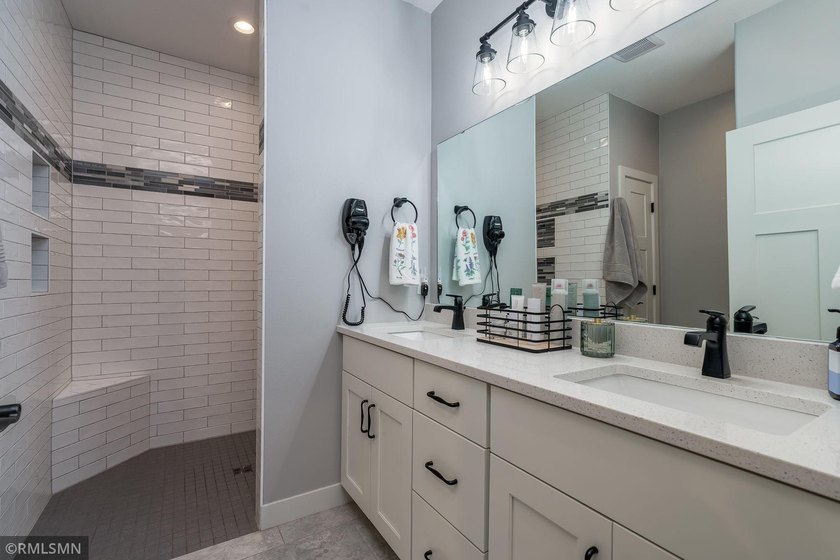 Charming 3-bedroom, 2-bathroom patio home has a heated 2.5 stall - photo 33