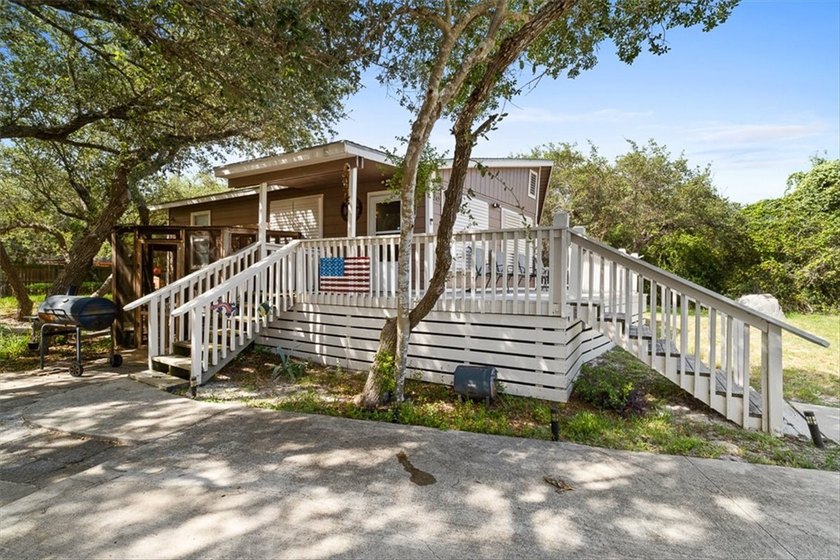 Embrace the laid-back coastal lifestyle in this darling - photo 3