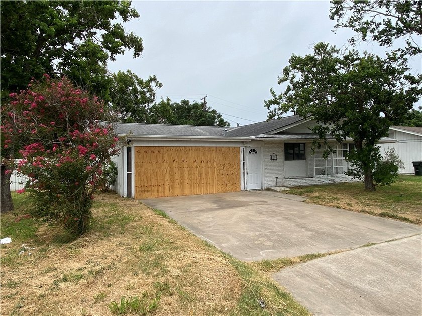 Welcome home to TROPIC PARK subdivision. This three-bedroom two - photo 2