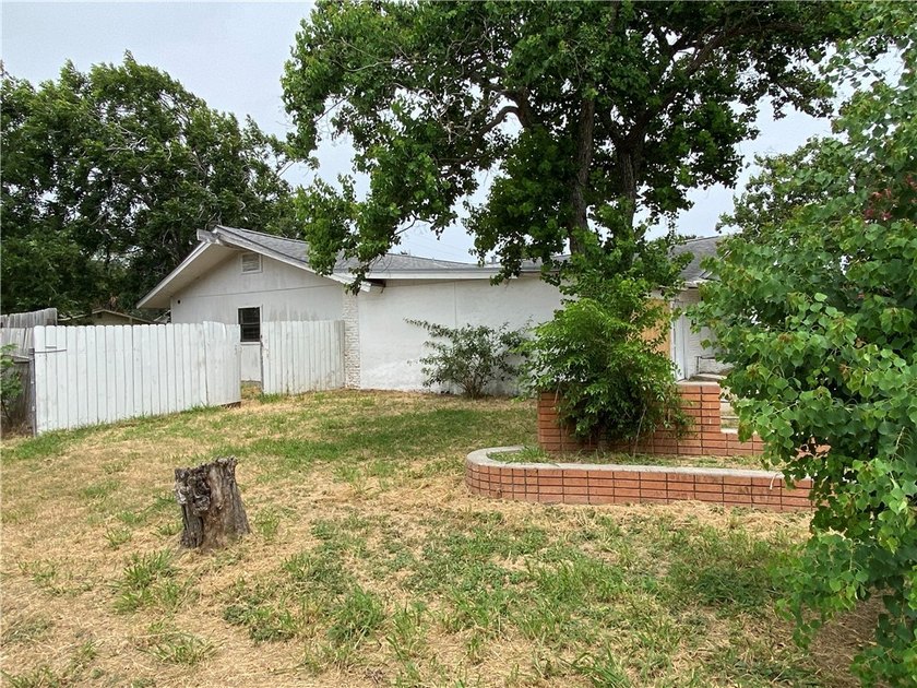 Welcome home to TROPIC PARK subdivision. This three-bedroom two - photo 4