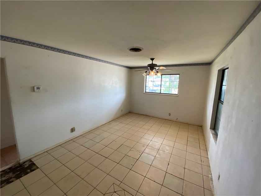 Welcome home to TROPIC PARK subdivision. This three-bedroom two - photo 5
