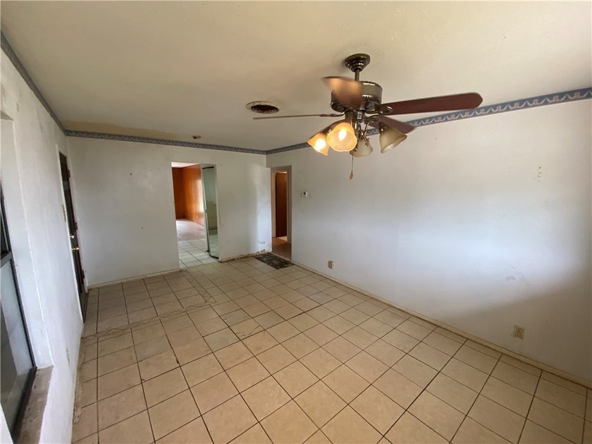 Welcome home to TROPIC PARK subdivision. This three-bedroom two - photo 6