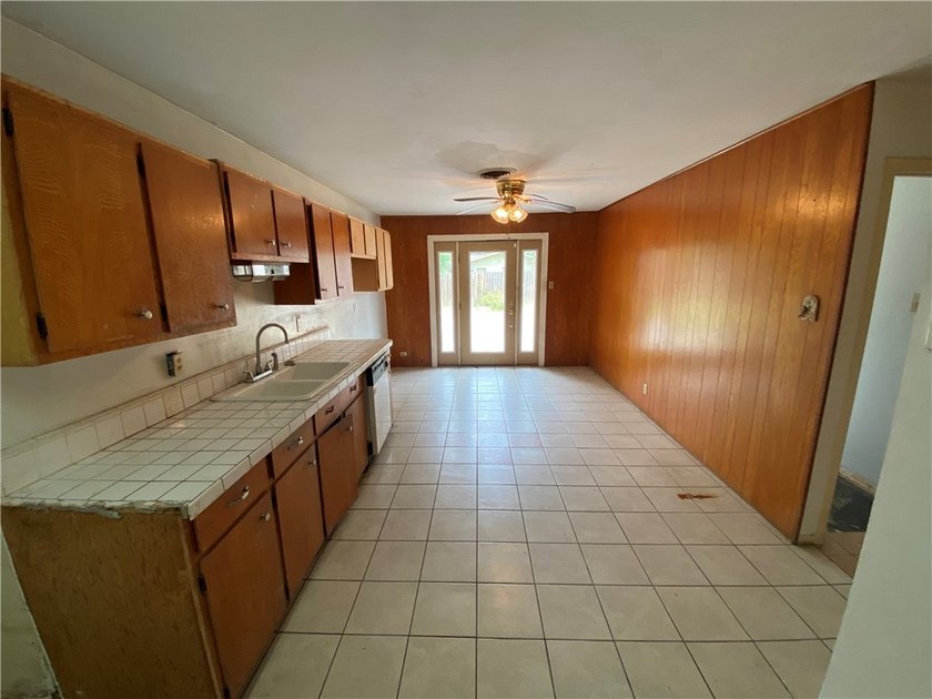Welcome home to TROPIC PARK subdivision. This three-bedroom two - photo 7
