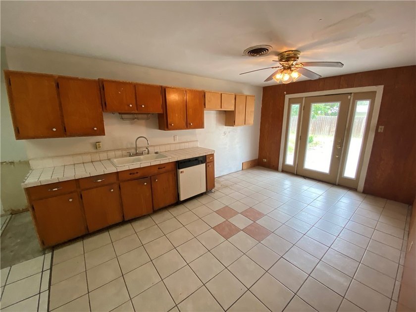 Welcome home to TROPIC PARK subdivision. This three-bedroom two - photo 8