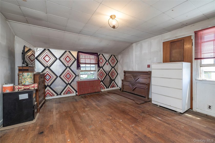 Welcome to this spacious 3-bedroom expanded Cape situated on an - photo 12