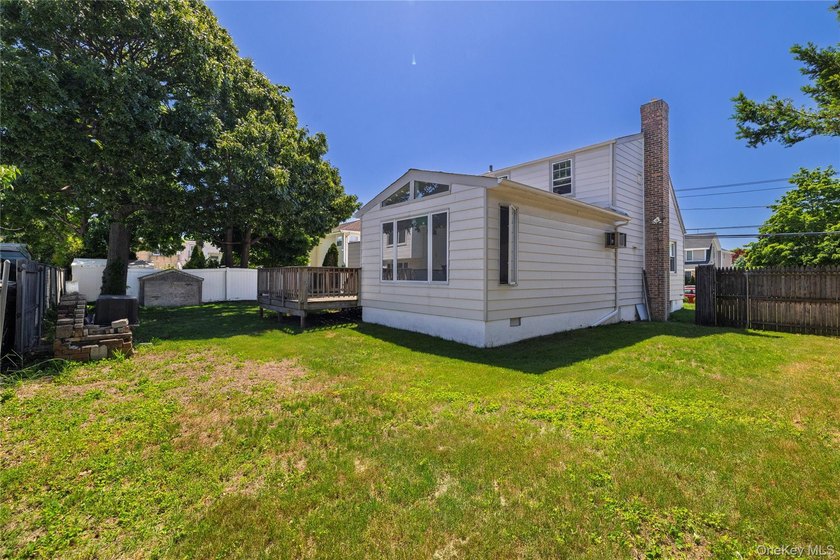 Welcome to this spacious 3-bedroom expanded Cape situated on an - photo 18