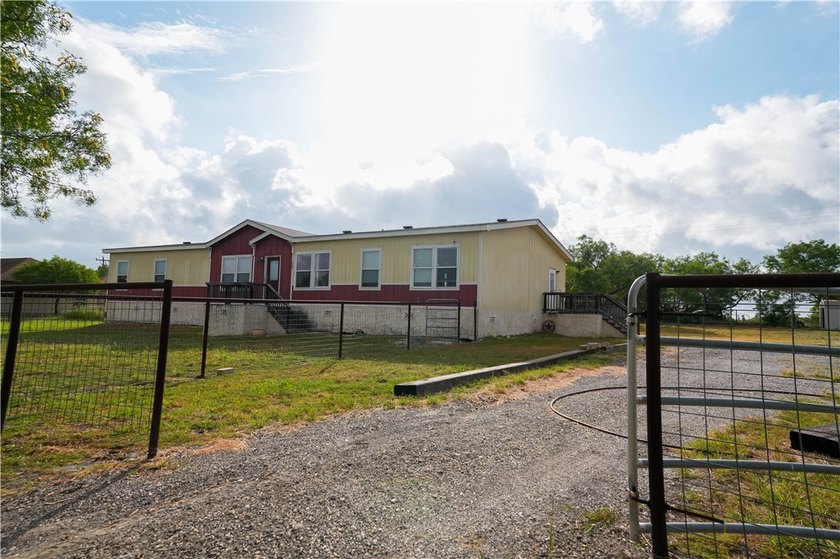 Welcome to your South Texas retreat! This spacious 3-bedroom - photo 2