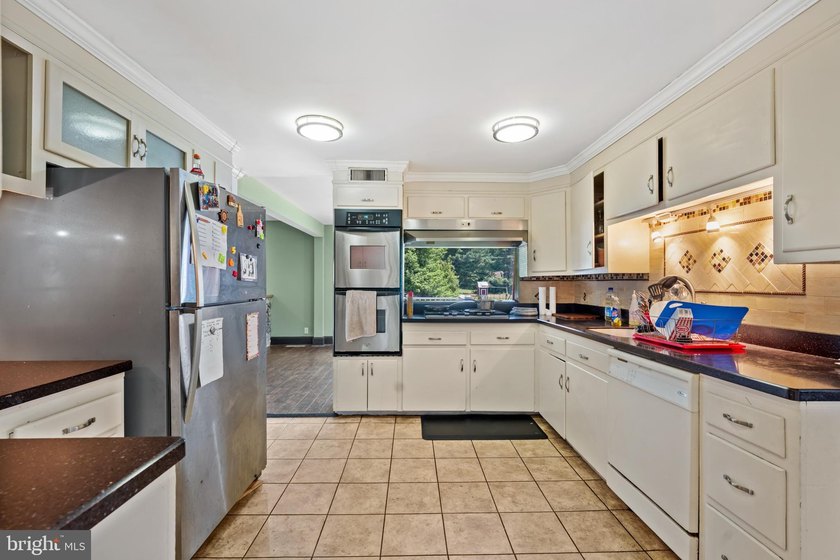 Welcome to 2241 Spruce St, a charming 1925 Craftsman Colonial - photo 3