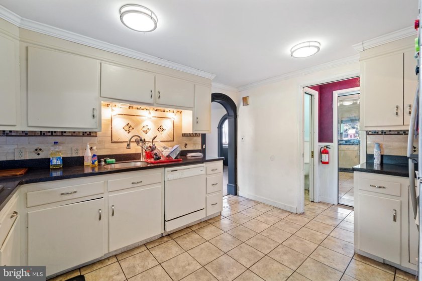 Welcome to 2241 Spruce St, a charming 1925 Craftsman Colonial - photo 4
