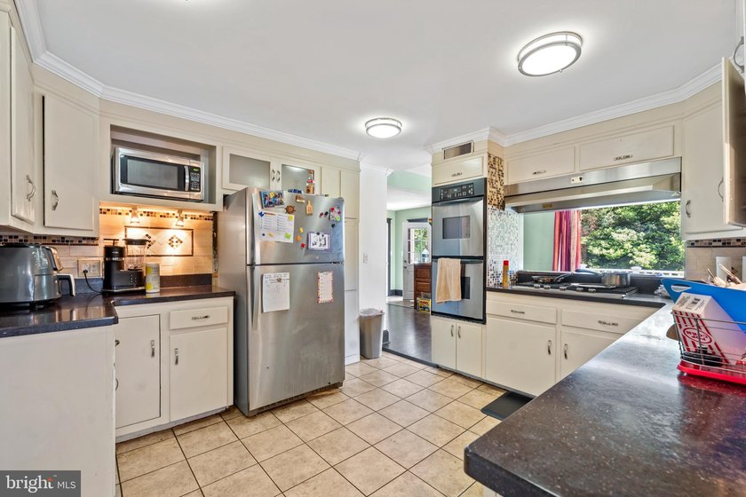 Welcome to 2241 Spruce St, a charming 1925 Craftsman Colonial - photo 5