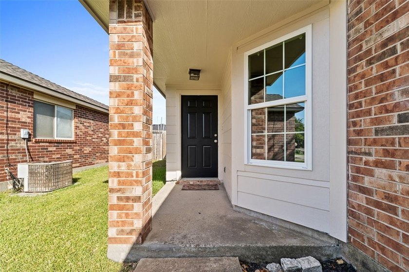 Welcome home to this beautifully maintained 4-bedroom, 2-bath - photo 4