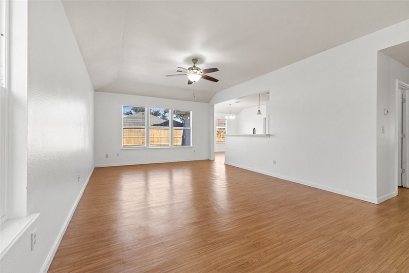 Welcome home to this beautifully maintained 4-bedroom, 2-bath - photo 5