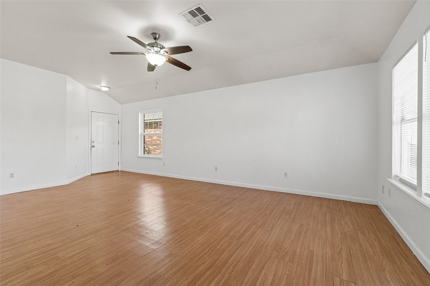 Welcome home to this beautifully maintained 4-bedroom, 2-bath - photo 7