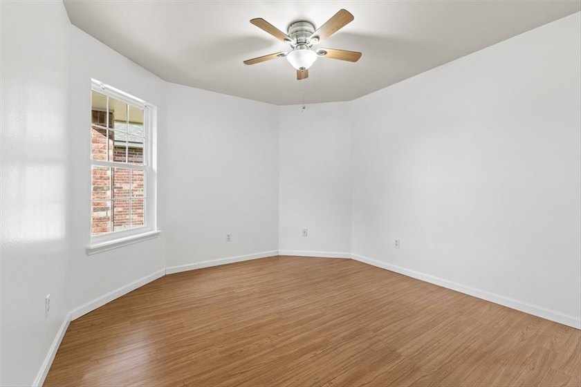 Welcome home to this beautifully maintained 4-bedroom, 2-bath - photo 9