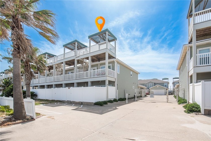 PRIME LOCATION! BEACH &amp; GULF VIEW TOWNHOME DIRECTLY ACROSS FROM - photo 2