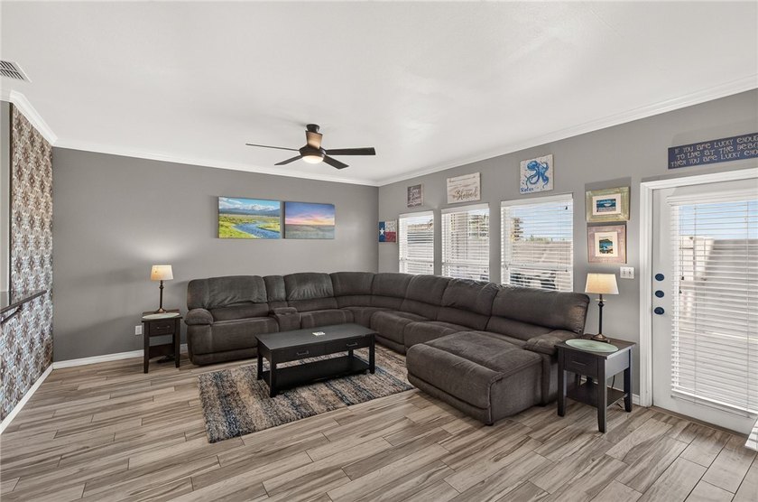 PRIME LOCATION! BEACH &amp; GULF VIEW TOWNHOME DIRECTLY ACROSS FROM - photo 7